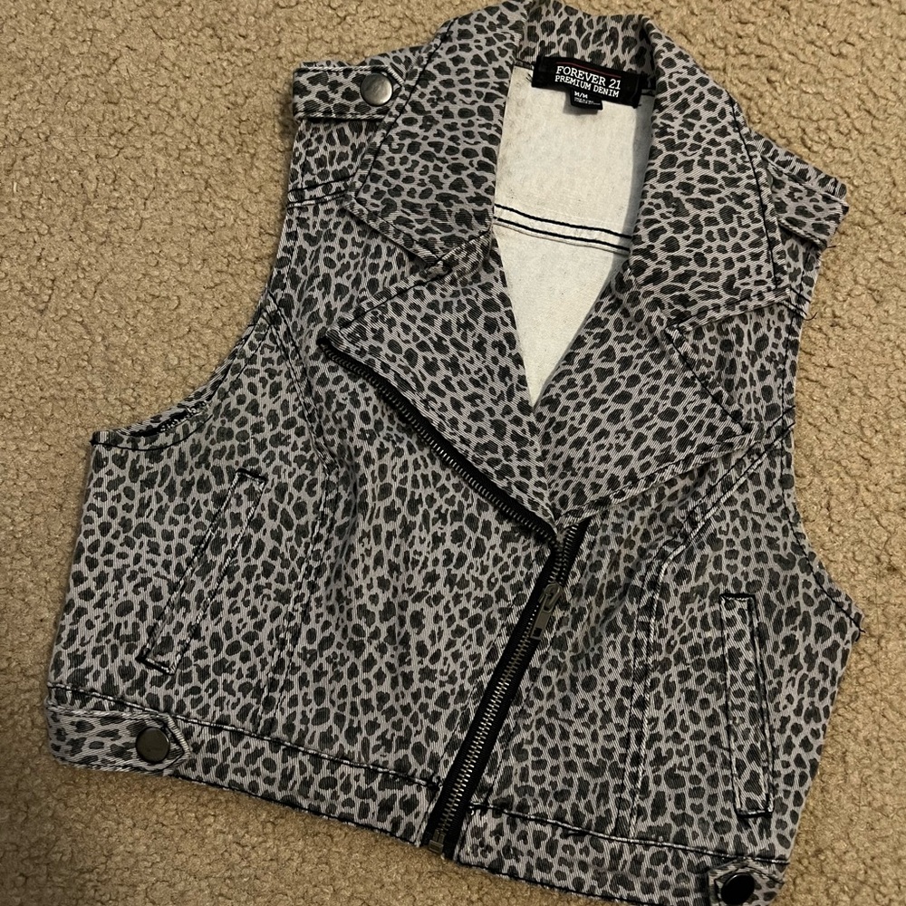 Forever 21 Women’s Zip Up Vest
